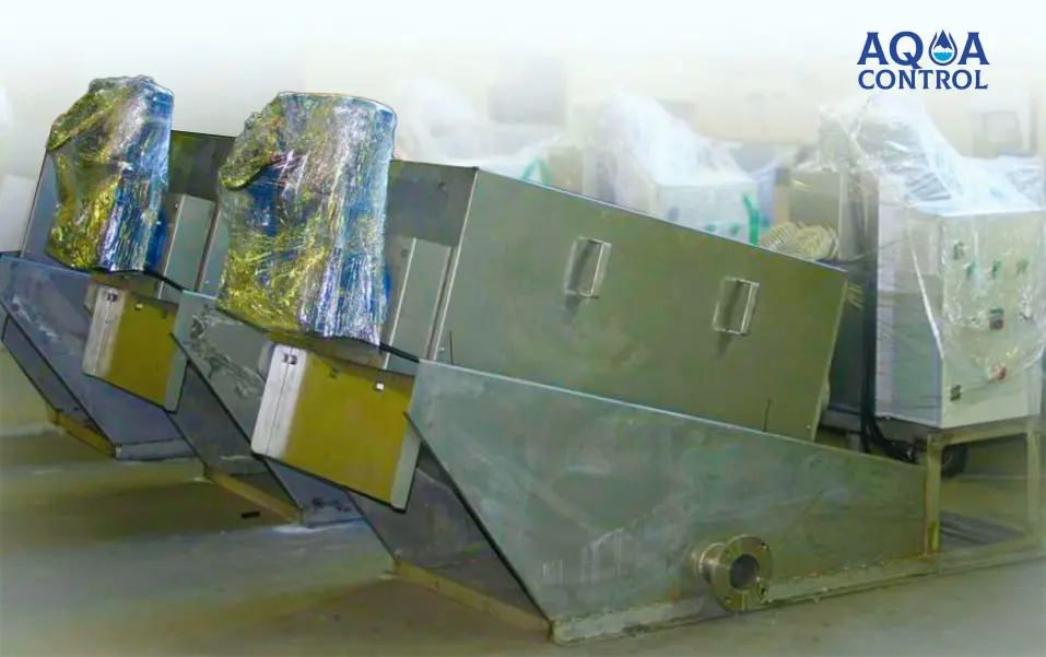 Screw extruder for sediment dewatering in stacks Screw extruder for sediment dewatering in stacks