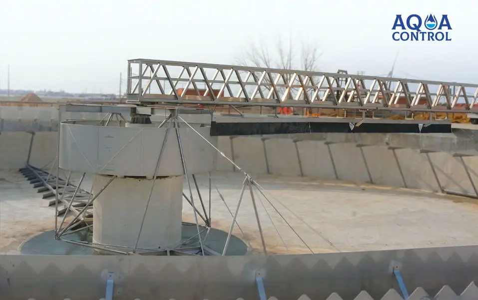 Mud scraper (suction) with central drive