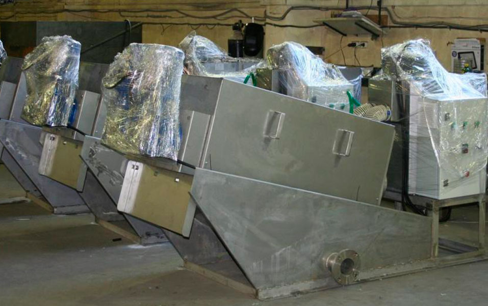 Screw extruder for sediment dewatering in stacks